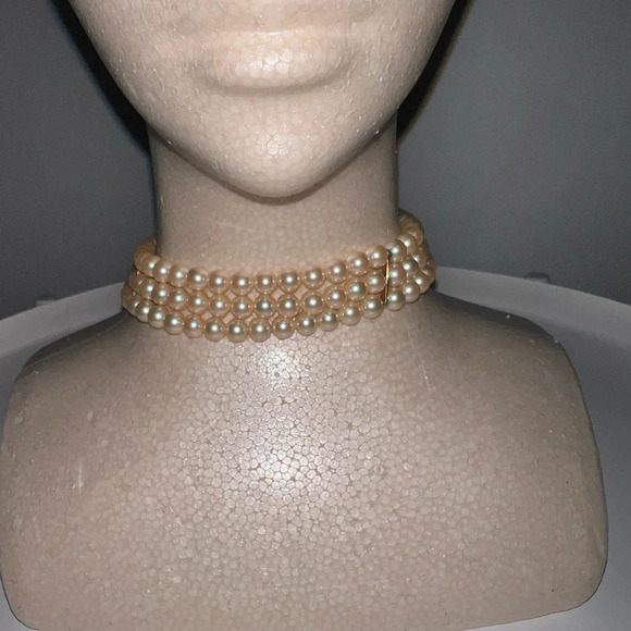 Elegant Pearl Necklace with Gold Accents - Picture 2 of 8
